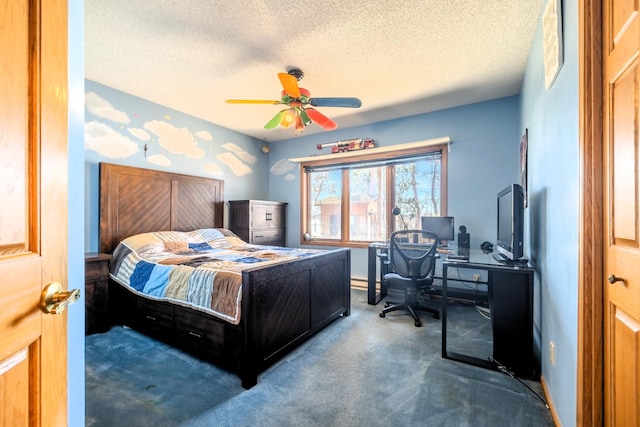 bedroom featuring ceiling fan, a textured ceiling, carpet, and baseboards