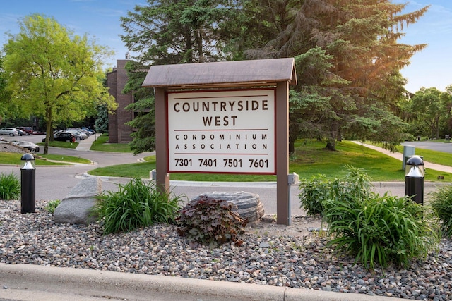 view of community / neighborhood sign