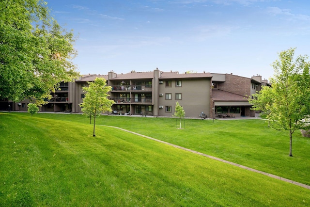 view of property's community featuring a lawn
