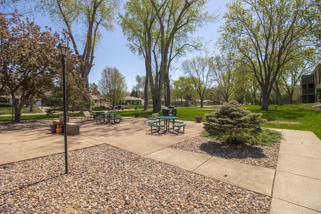 view of property's community featuring a lawn
