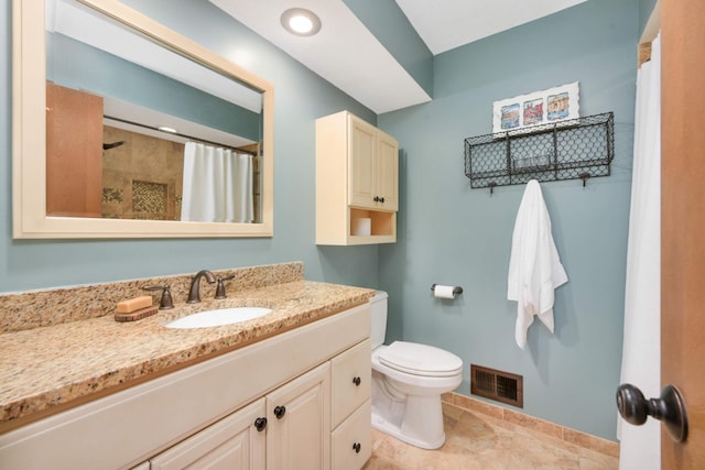 bathroom with toilet, baseboards, visible vents, a shower with shower curtain, and vanity