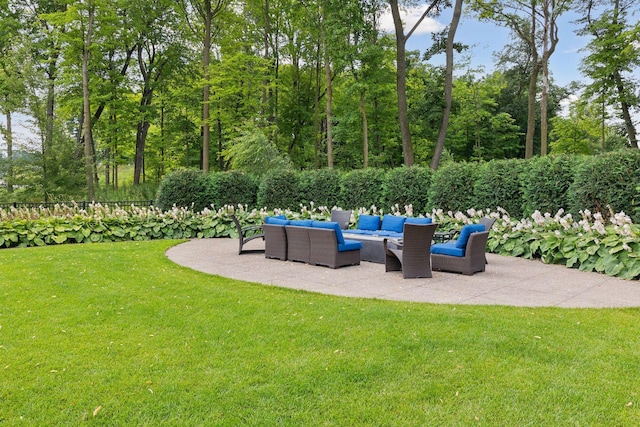view of yard featuring an outdoor hangout area and a patio area