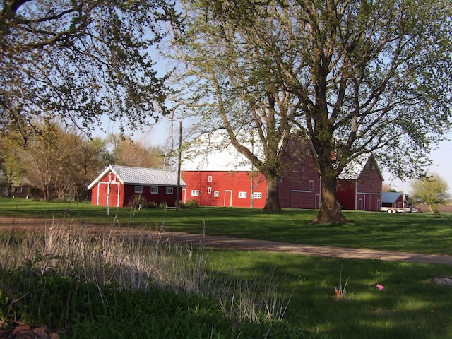 view of yard featuring an outbuilding and a barn
