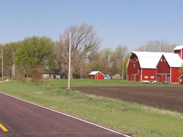 view of yard with an outbuilding and a barn