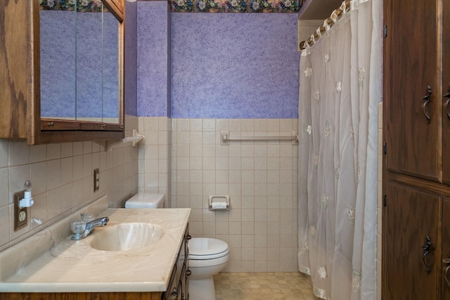 37229 790th Ave, Rosendale Twp, MN 56060 - full bathroom with toilet, tile walls, vanity, and curtained shower