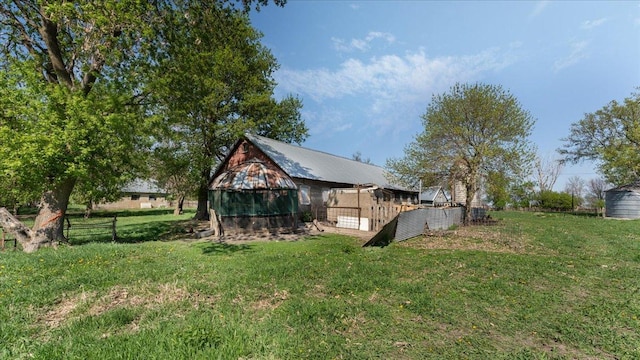 view of yard with an outdoor structure