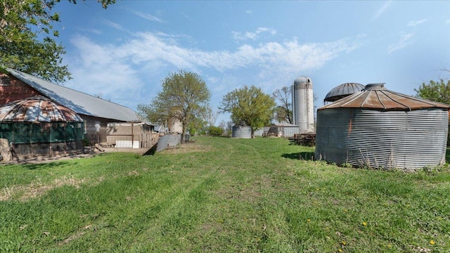view of grassy yard with an outdoor structure