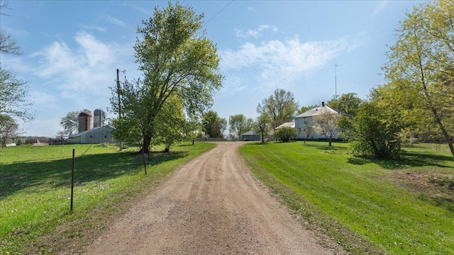 view of dirt / gravel driveway