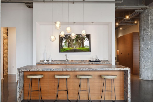 700 2nd St Unit W31, Minneapolis, MN 55401 - bar featuring wet bar and decorative light fixtures