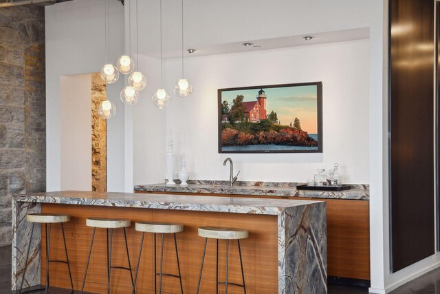 700 2nd St Unit W31, Minneapolis, MN 55401 - bar with decorative light fixtures, a sink, and indoor wet bar