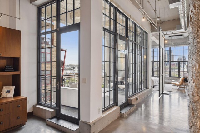 700 2nd St Unit W31, Minneapolis, MN 55401 - entryway with finished concrete floors and a towering ceiling