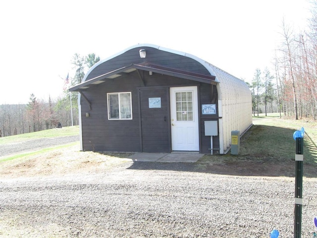 view of outdoor structure featuring an outbuilding