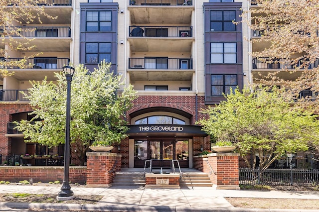 view of apartment building / complex