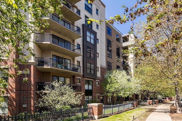 view of apartment building / complex