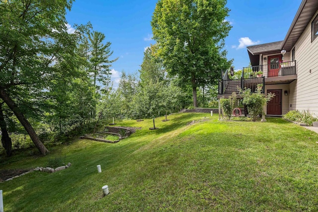 view of yard with a balcony