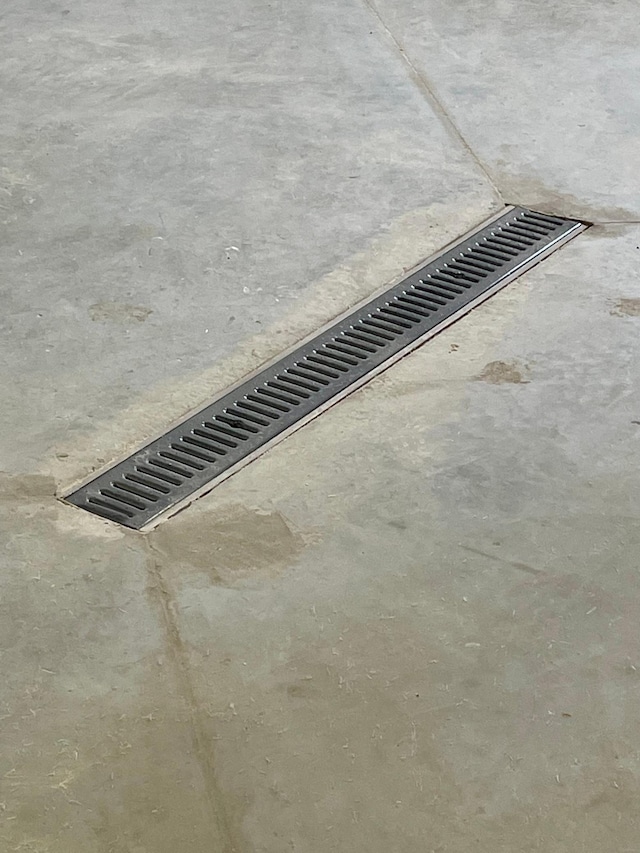 details featuring concrete flooring