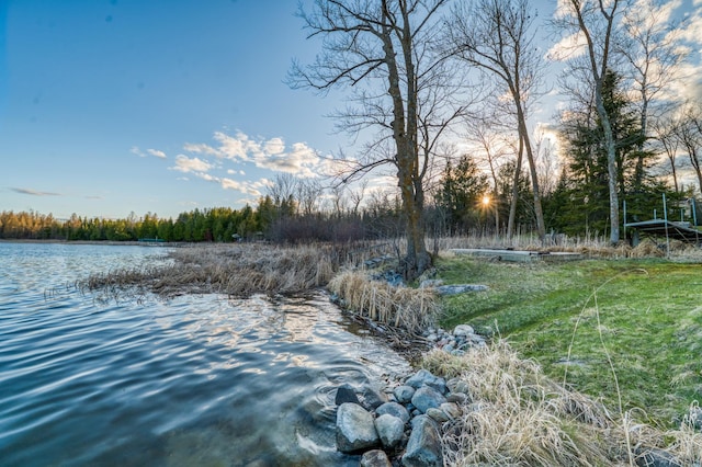 view of yard featuring a water view