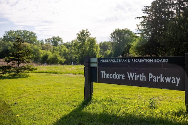 community / neighborhood sign featuring a yard