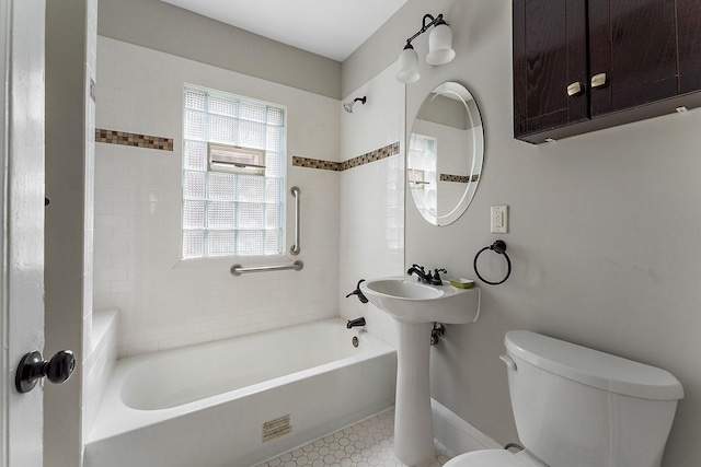 864 Fuller Ave, Saint Paul, MN 55104 - bathroom with toilet and shower / tub combination