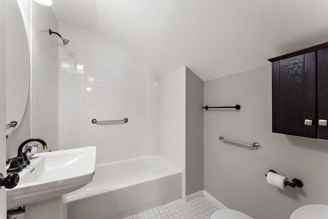 864 Fuller Ave, Saint Paul, MN 55104 - full bathroom featuring toilet and vaulted ceiling