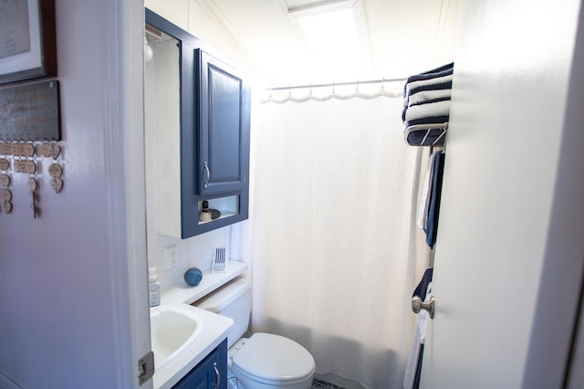 bathroom featuring toilet, vanity, and shower / bath combo