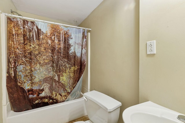 100 2nd St S, Delano, MN 55328 - full bathroom with toilet and shower / bath combination with curtain