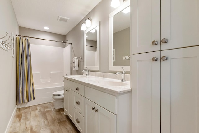 204 8th Ave S, Princeton, MN 55371 - full bath featuring wood finished floors, shower / tub combo with curtain, double vanity, and recessed lighting