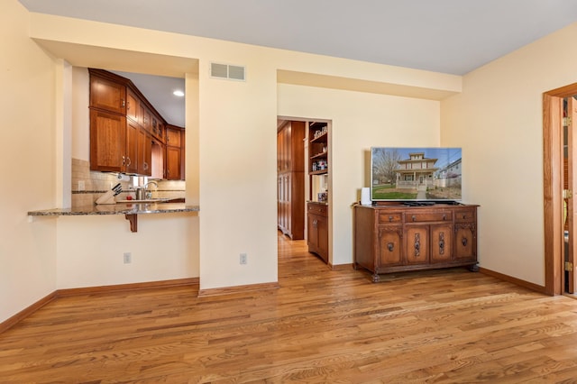 living room with baseboards, recessed lighting, light wood-style floors, and visible vents