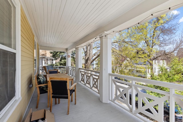 balcony featuring covered porch