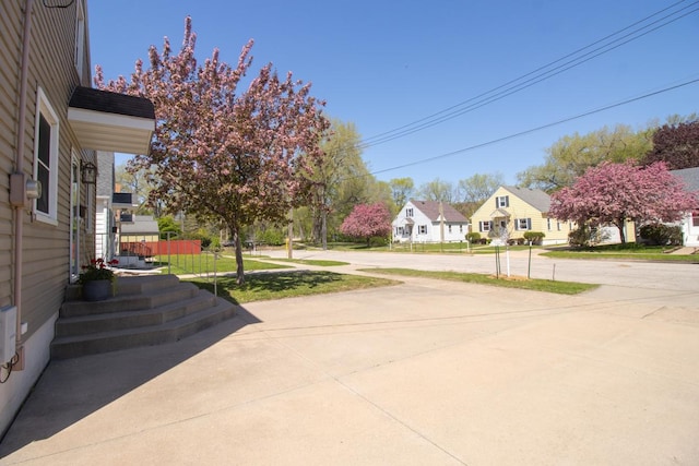 view of grassy yard with a residential view