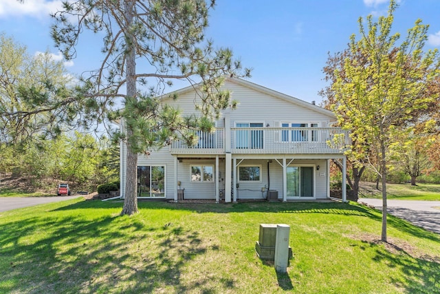 1635 140th St, Burnsville, MN 55337 - traditional-style home featuring a front lawn and a deck