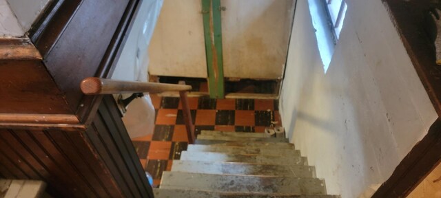 3229 Chicago Ave, Minneapolis, MN 55407 - view of stairs