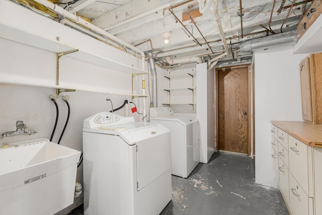 4416 Louisiana Ave N, Crystal, MN 55428 - clothes washing area featuring washer and dryer