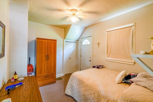bedroom featuring carpet, a textured ceiling, a closet, and a ceiling fan