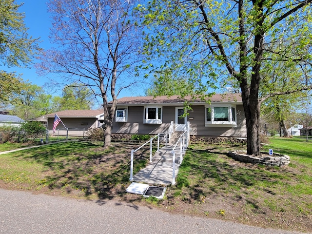 ranch-style home featuring a front lawn