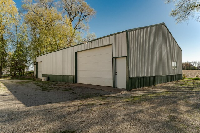 view of outdoor structure with an outbuilding