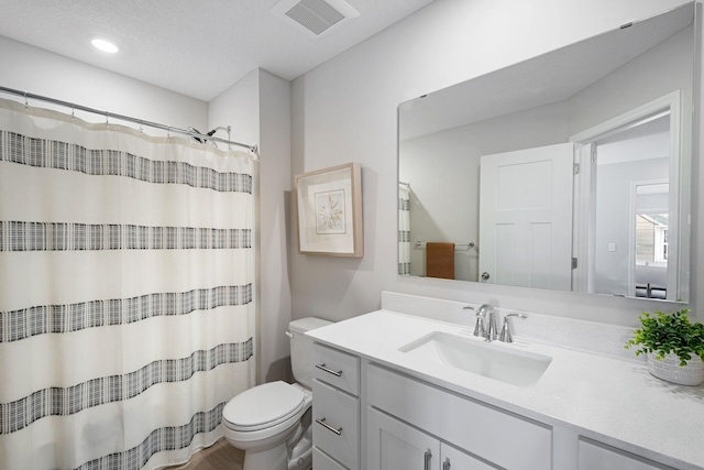 full bath with toilet, vanity, a shower with curtain, and recessed lighting