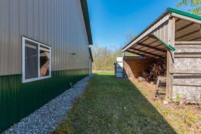 view of side of property featuring a lawn
