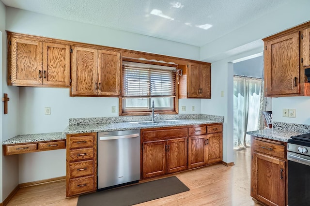 456 Ridge Ct, Chaska, MN 55318 - kitchen featuring stainless steel appliances, a sink, light wood-type flooring, and brown cabinets