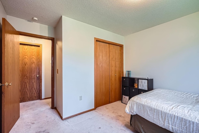 456 Ridge Ct, Chaska, MN 55318 - bedroom featuring carpet, a closet, a textured ceiling, and baseboards