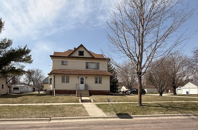 321 Western Ave, Madison, MN 56256 - traditional-style house featuring a front yard and a shingled roof