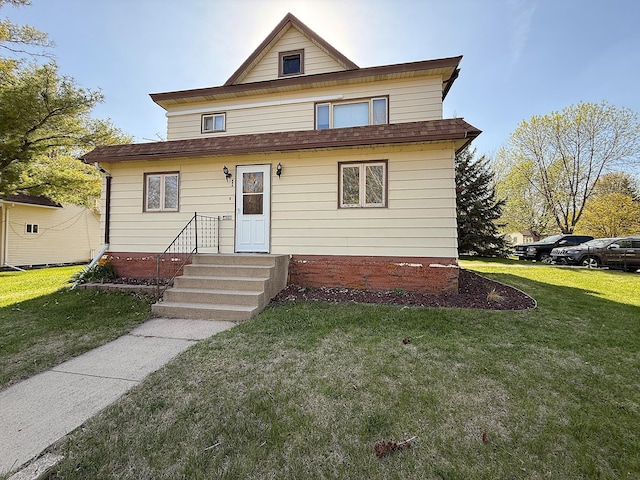 321 Western Ave, Madison, MN 56256 - view of front facade featuring a front yard, entry steps, and roof with shingles