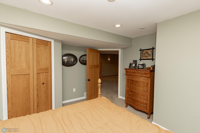 bedroom featuring carpet flooring, baseboards, recessed lighting, and a closet