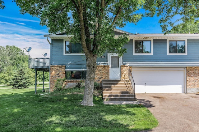 1260 Ferndale St N, Maplewood, MN 55119 - bi-level home with an attached garage, brick siding, driveway, and a front lawn