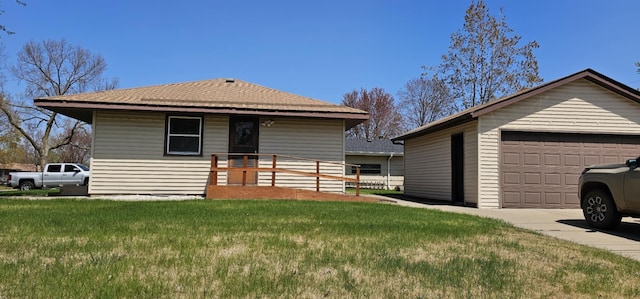 view of front facade featuring a front lawn and a garage