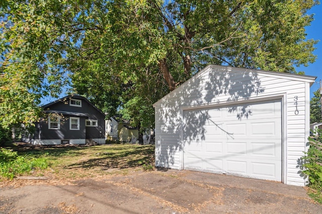 3410 Russell Ave N, Minneapolis, MN 55412 - detached garage with driveway