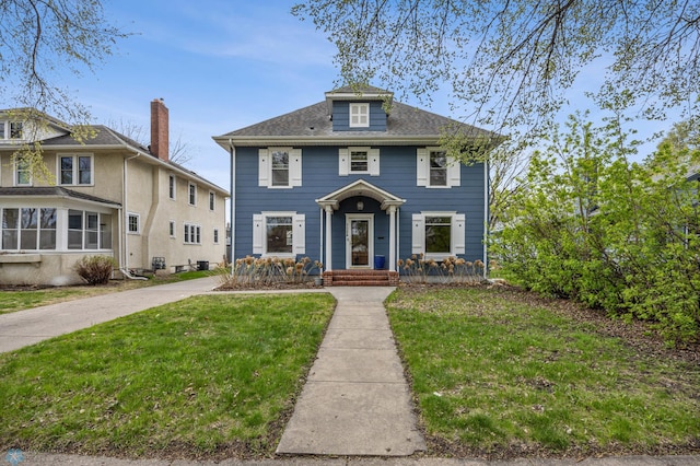 traditional style home featuring a front lawn