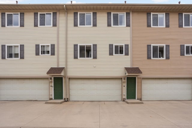 6477 Regency Ln, Eden Prairie, MN 55344 - townhome / multi-family property with a garage