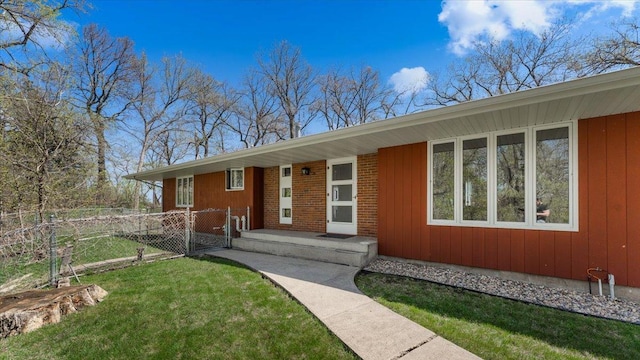 ranch-style home with a porch