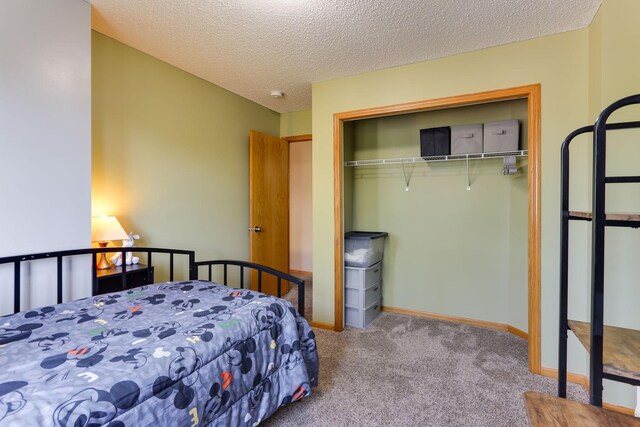 18071 Lincoln Cir NW, Elk River, MN 55330 - bedroom with carpet, a closet, a textured ceiling, and baseboards